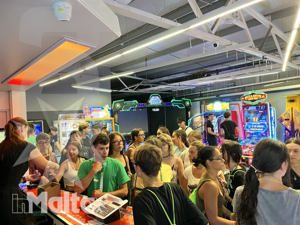 Ragazzi e ragazze inMalta nell'area giochi durante l'attività di Laser Game