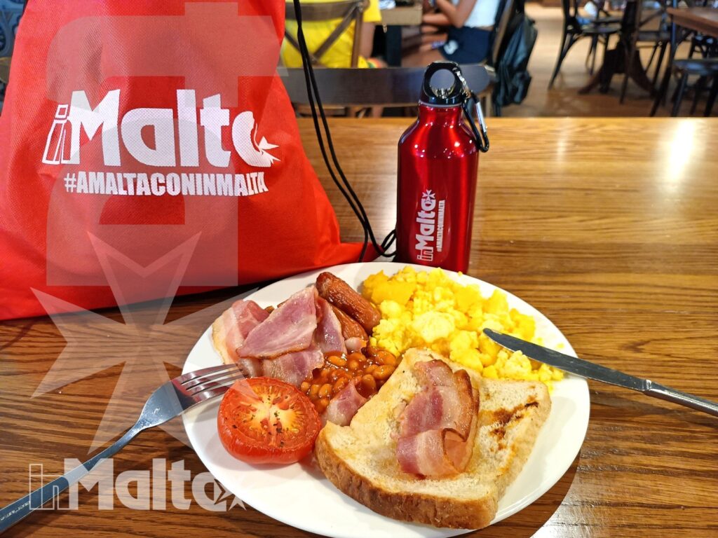 Salini Resort - Uova, pomodoro e contorni della colazione Piatto della colazione con uova, pomodoro e contorni caldi