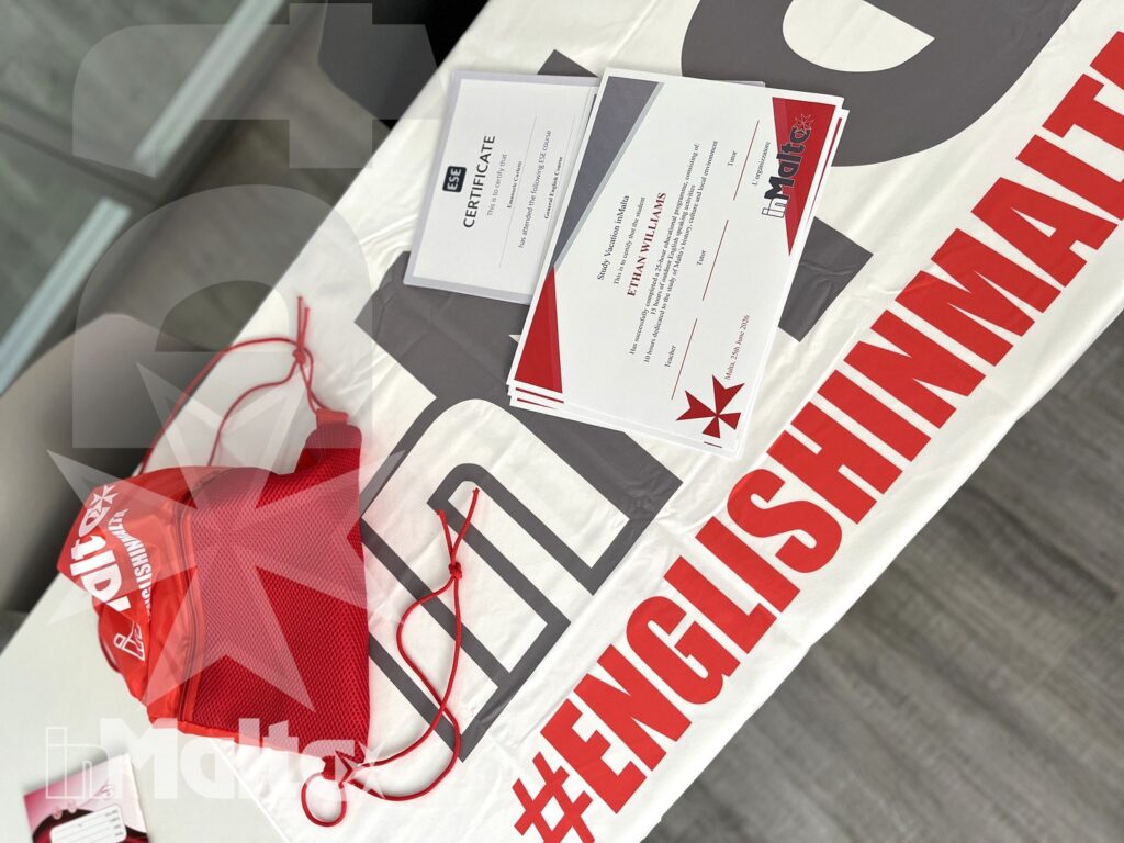 Certificati, cordini e materiali promozionali disposti su un tavolo, testimonianza dell'esperienza formativa e dell'identità del programma.