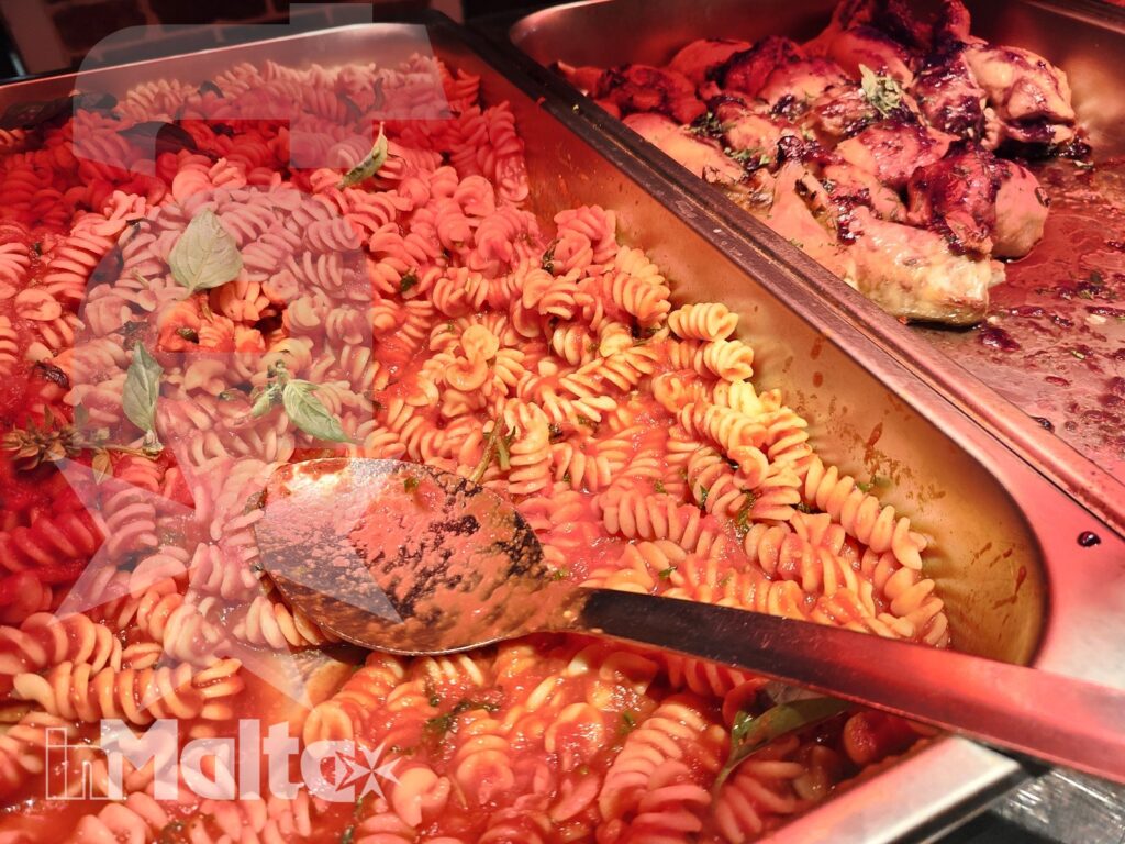 Salini Resort - Pizza con pomodoro e mozzarella Pasta con pomodoro, mozzarella e condimento al buffet del ristorante Vecchia Napoli