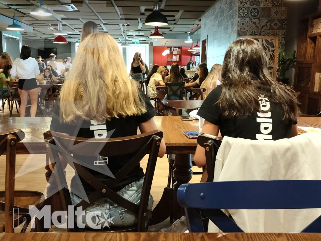 Salini Resort - Studenti inMalta a tavola al ristorante Vecchia Napoli Studenti inMalta a tavola nel ristorante Vecchia Napoli del Salini Resort