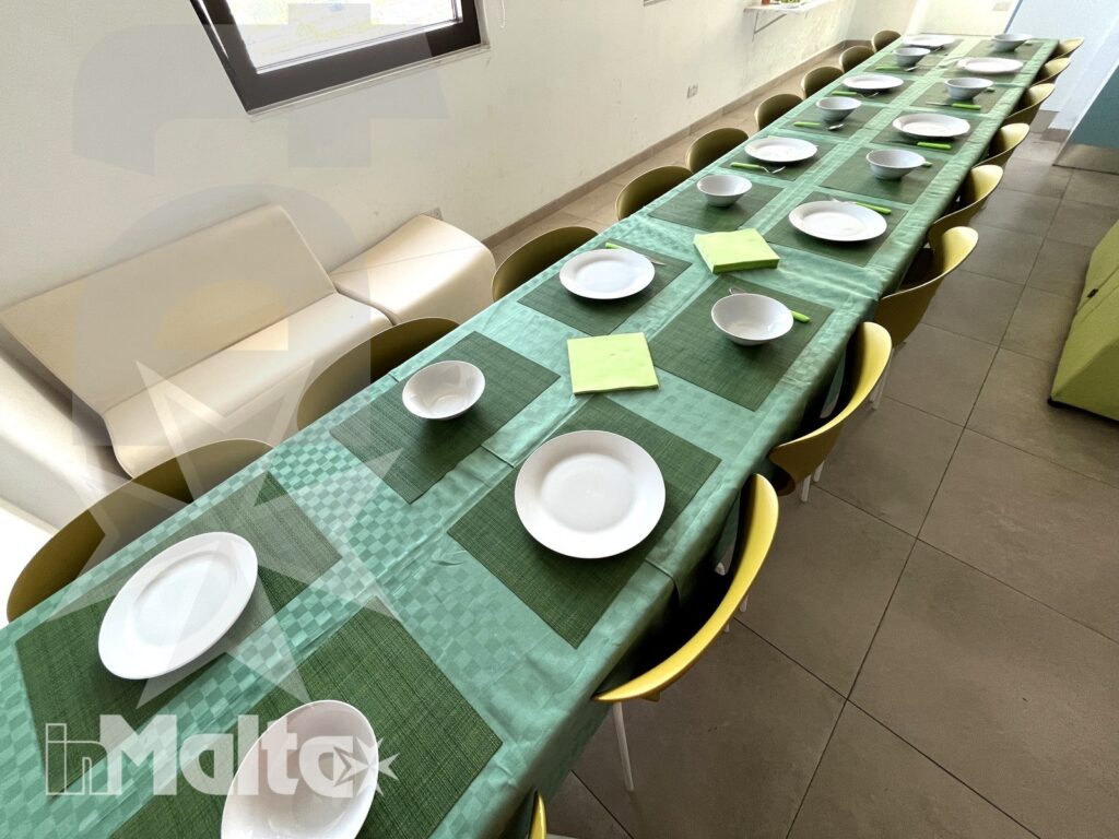 Tavolo della cucina comune - Campus inMalta Tavolo apparecchiato nella cucina comune del Campus inMalta