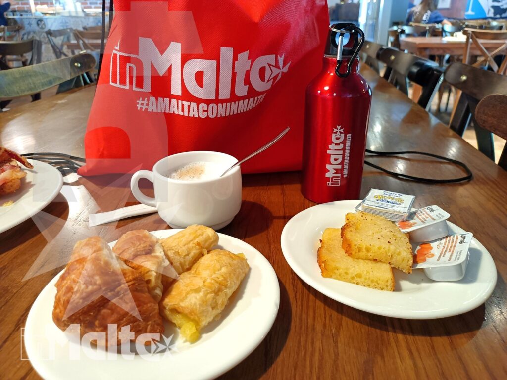 Salini Resort - Croissant e prodotti da forno per la colazione Colazione con croissant, caffu00e8 e prodotti da forno al Salini Resort