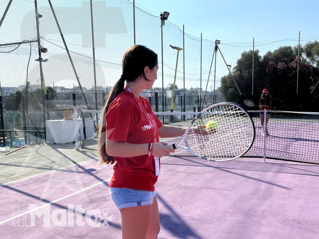 Attività di padel per partecipanti al Salini Resort Studentessa tiene racchetta e pallina sul campo da padel, illuminato dal sole, durante un'attività sportiva del soggiorno al Salini Resort.