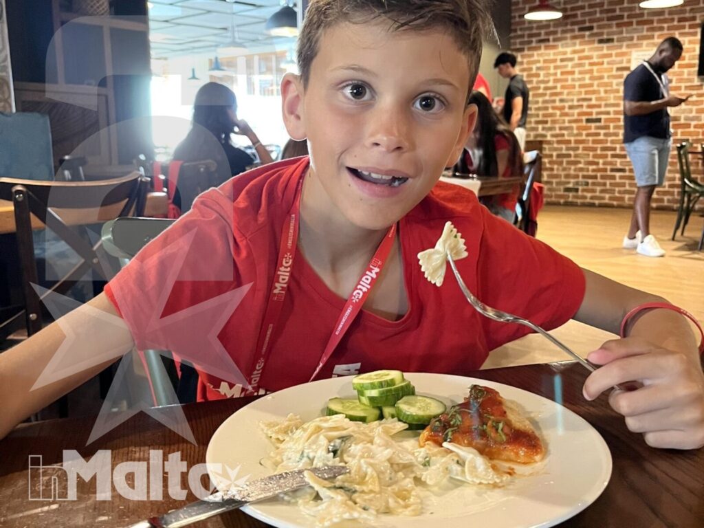 Salini Resort - Studente inMalta mangia un piatto di pasta Studente inMalta mangia un piatto di pasta durante la cena al ristorante Vecchia Napoli