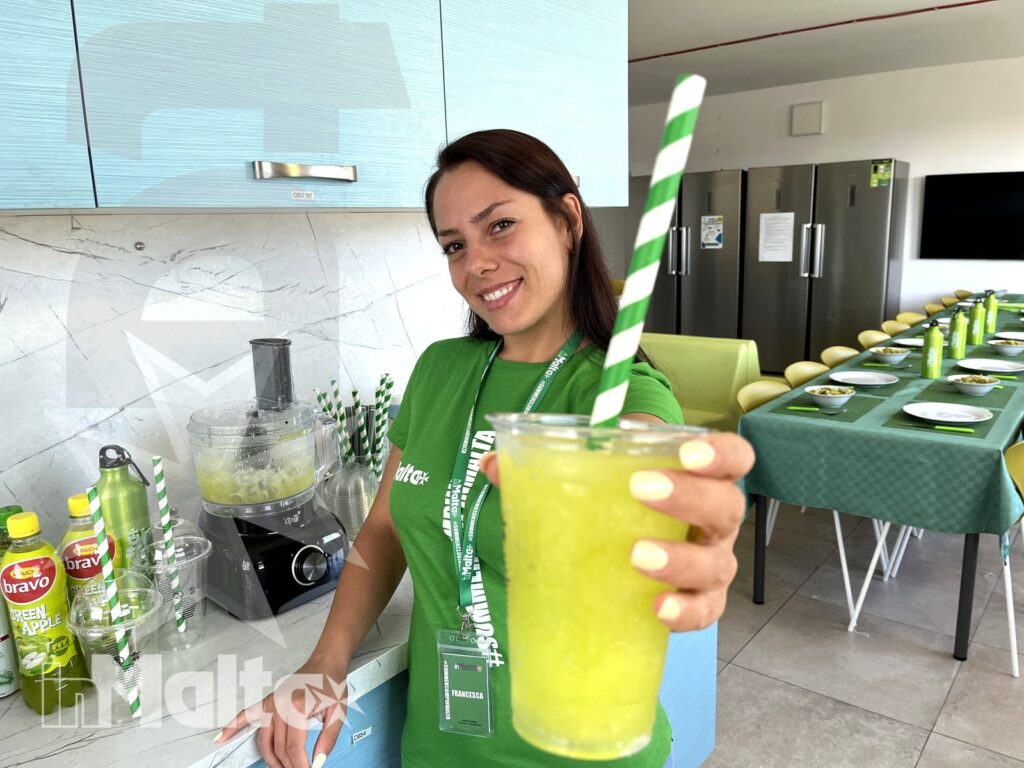 Cuoca e preparazione delle bevande - Campus inMalta Cuoca del Campus inMalta con una bevanda preparata per la cena