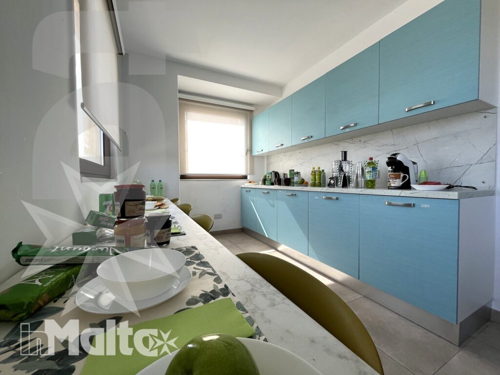 Cucina comune con tavolo e zona cottura - Campus inMalta Cucina comune del Campus inMalta con tavolo, sedie e zona cottura