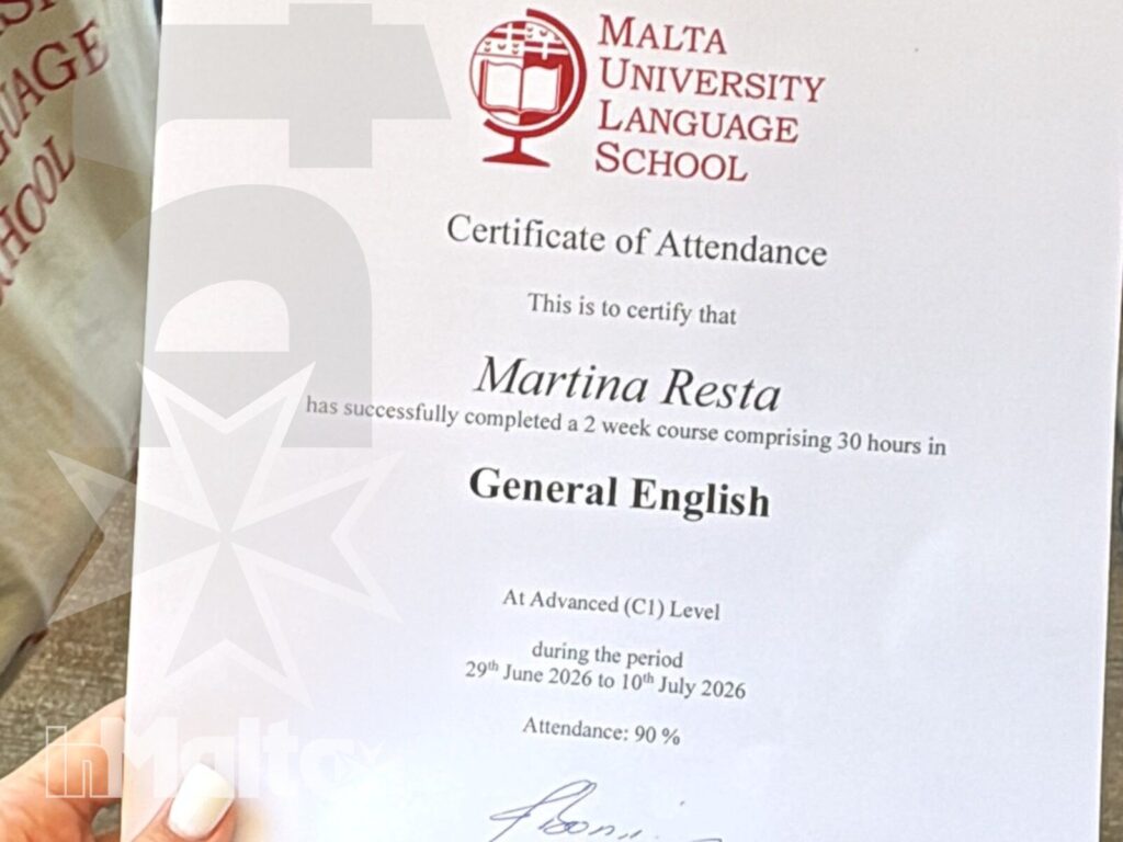 Certificato di frequenza del corso General English a Malta Una mano presenta il certificato nominativo di frequenza al corso General English presso la Malta University Language School.