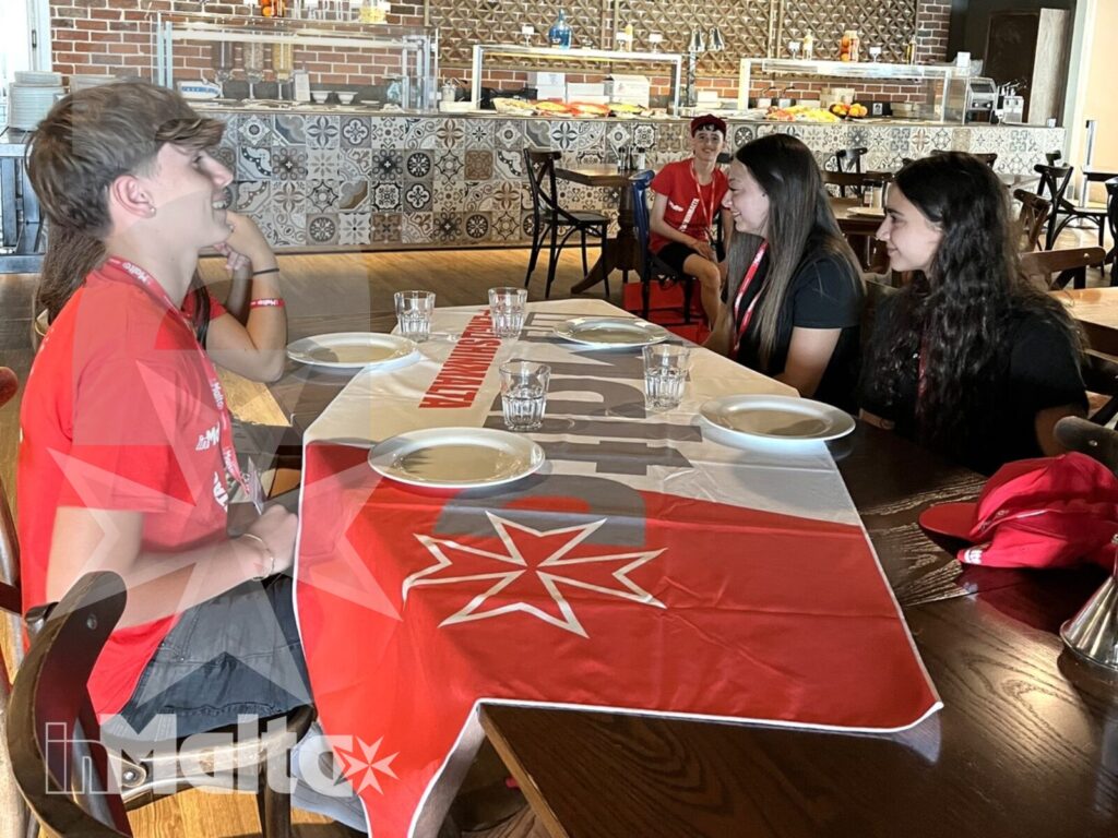 Salini Resort - Momento conviviale degli studenti inMalta a tavola Studenti inMalta riuniti a tavola durante un momento conviviale al ristorante Vecchia Napoli