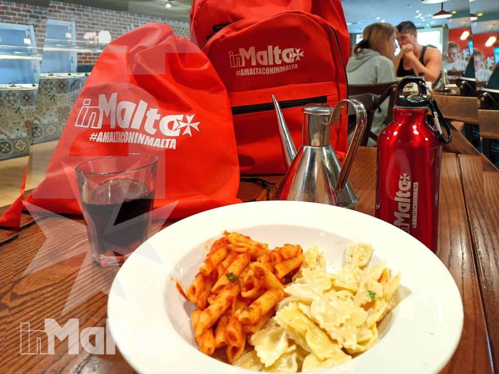 Salini Resort - Pasta al pomodoro con contorno Piatto di pasta al pomodoro con contorno servito al ristorante Vecchia Napoli