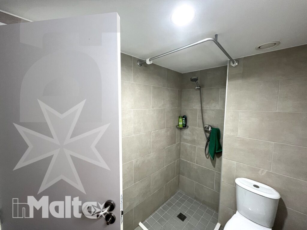 Doccia e servizi del bagno privato della camera singola del Campus inMalta