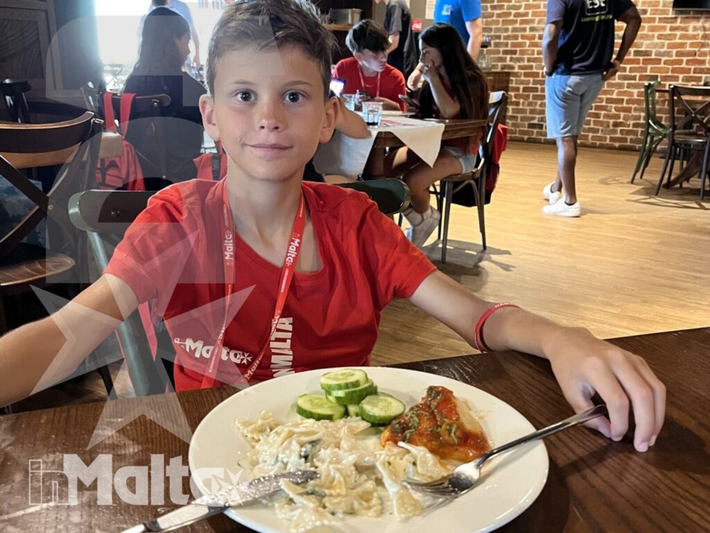 Salini Resort - Cena con pasta e insalata al ristorante Vecchia Napoli Studente inMalta a cena con pasta, insalata e altre pietanze al ristorante Vecchia Napoli
