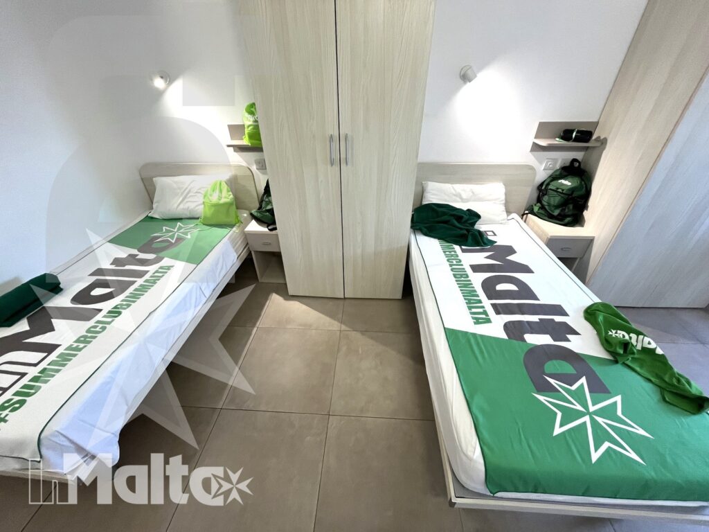 Camera doppia Campus inMalta con due letti singoli e scrivania