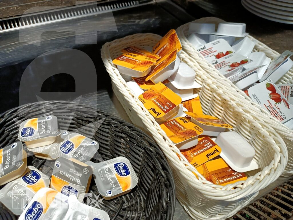 Salini Resort - Burro e marmellate monoporzione Burro, marmellate e prodotti monoporzione disponibili al buffet della colazione