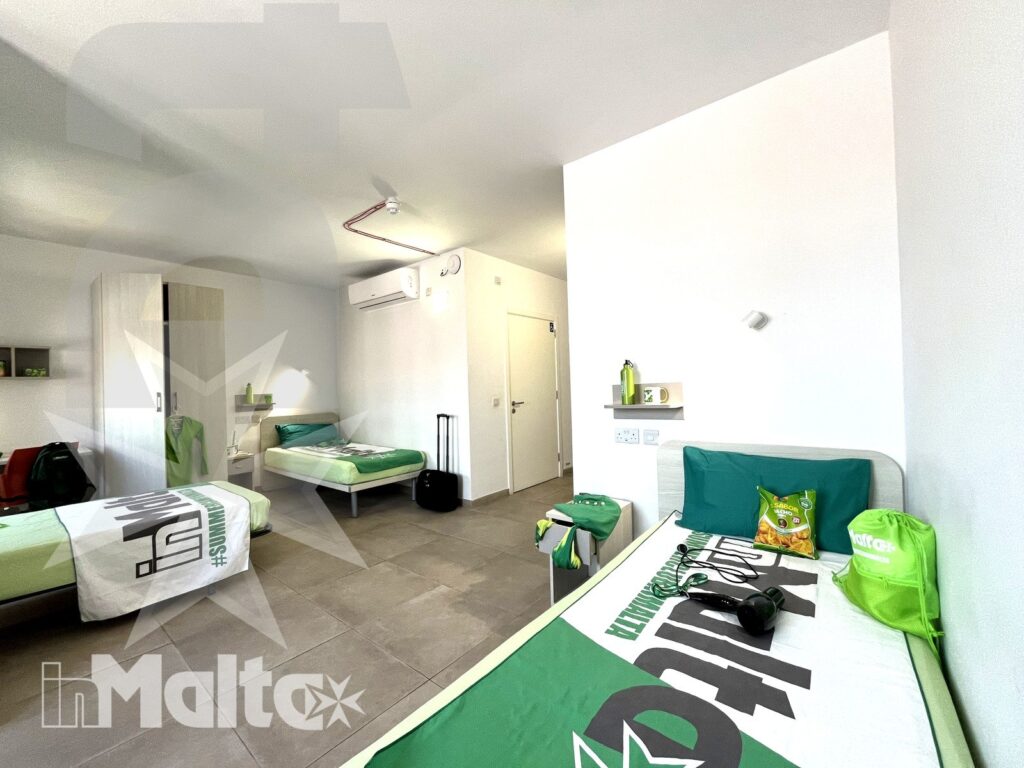 Camera tripla Campus inMalta con letti singoli e zona studio