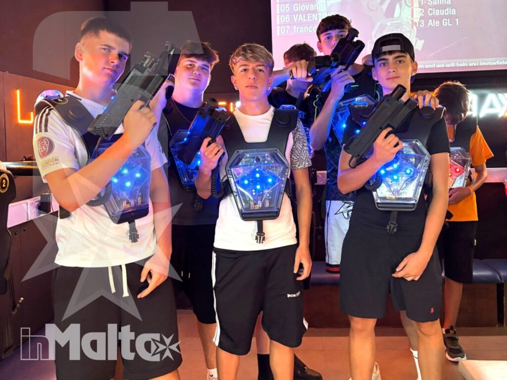 Gruppo di studenti e studentesse inMalta prima di iniziare una partita di Laser Game