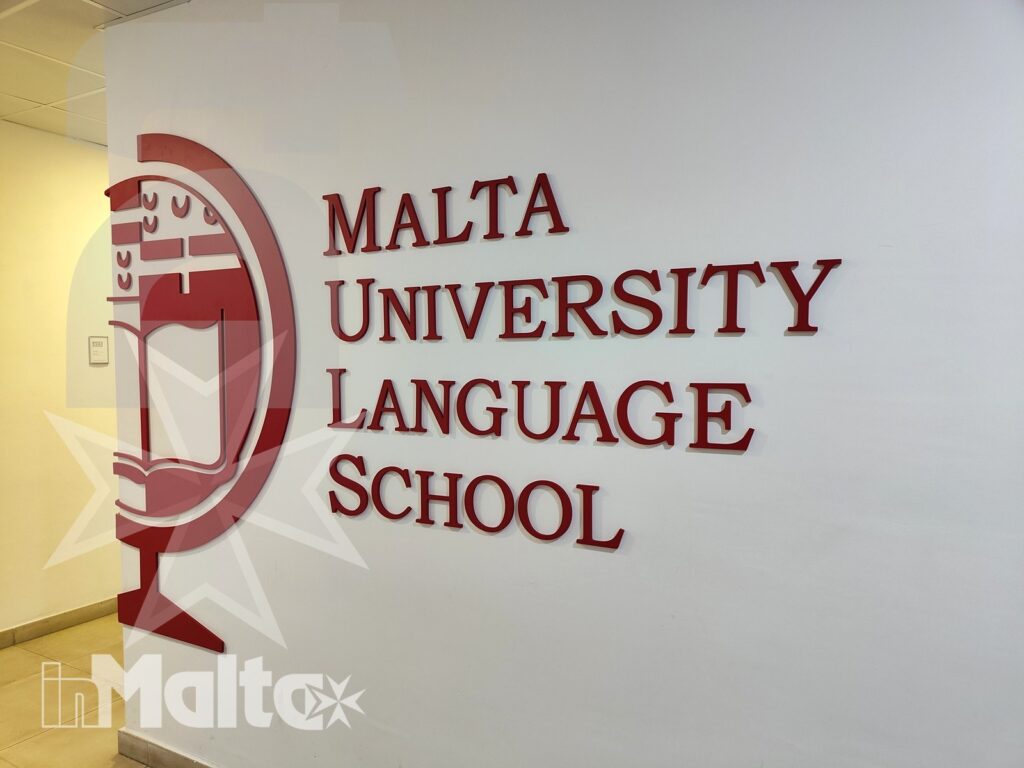 Insegna interna con logo e nome completo della Malta University Language School, elemento identificativo della sede scolastica.