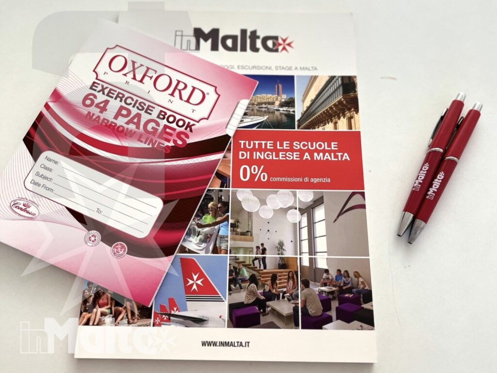 Brochure Maltalex e libro di esercizi Oxford con penne rosse su un piano bianco, materiali per lo studio dell'inglese a Malta.