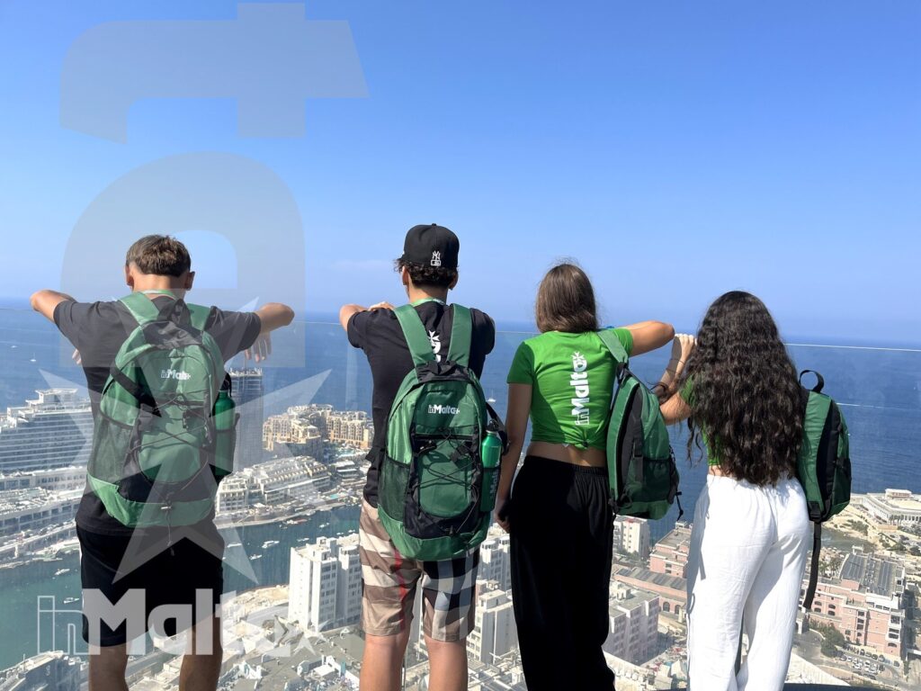 Studenti inMalta sul tetto più alto di Malta alle Mercury Towers dopo l'esperienza di volo virtuale