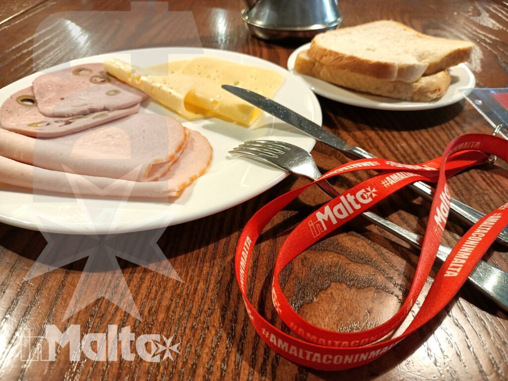 Salini Resort - Prosciutto, formaggio e pane a colazione Piatto con prosciutto, formaggio e pane durante la colazione al Salini Resort