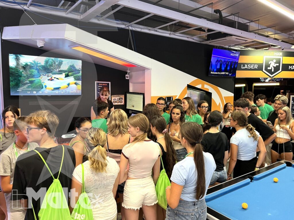 Studenti e studentesse inMalta nell'area di preparazione prima della partita