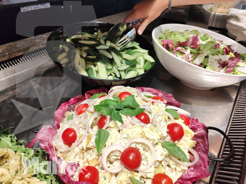 Salini Resort - Insalata mista fresca Insalata mista con lattuga, pomodorini e condimento al buffet del Salini Resort