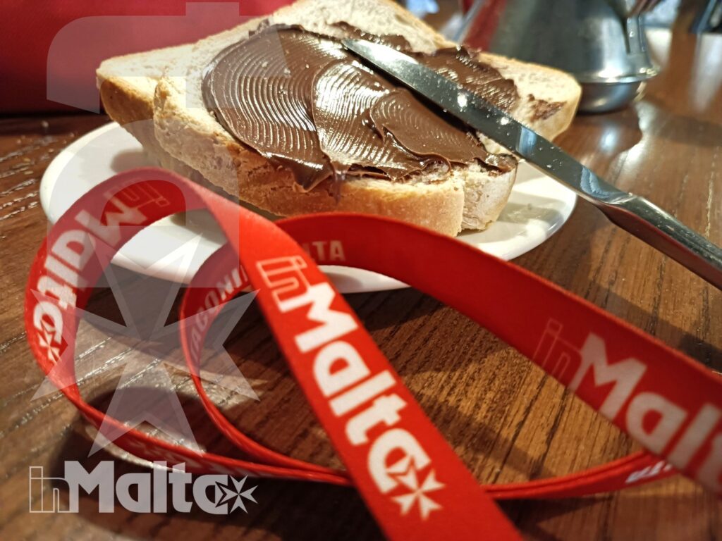 Salini Resort - Pane e nutella a colazione Piatto con pane e nutella e prodotti della colazione al ristorante Vecchia Napoli