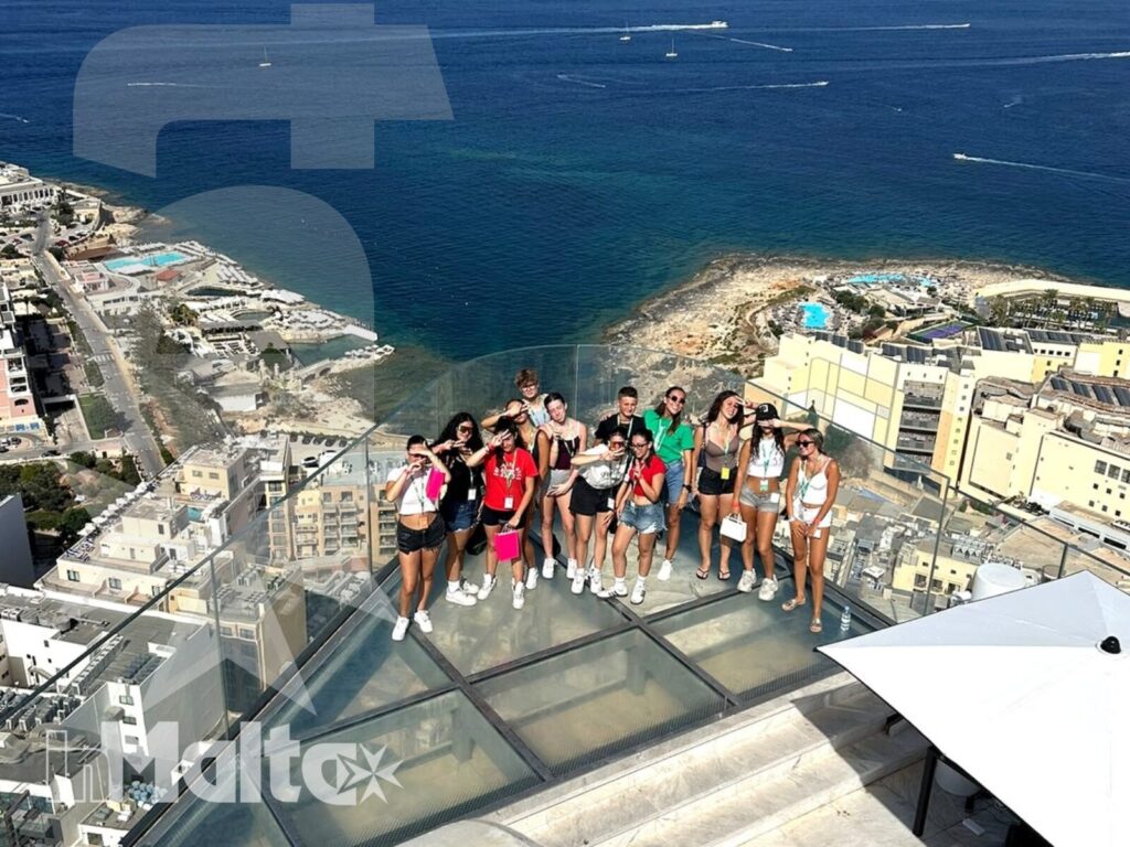 Gruppo di studenti sul tetto delle Mercury Towers con vista dall'alto su Malta