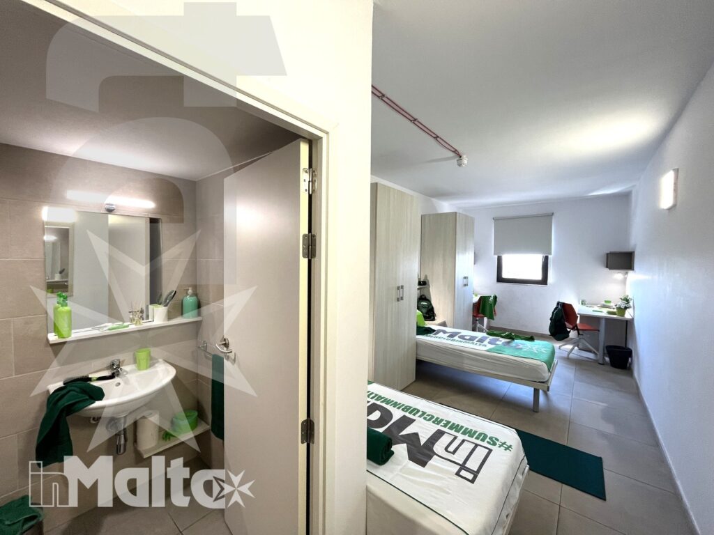 Ingresso e armadi della camera doppia Campus inMalta