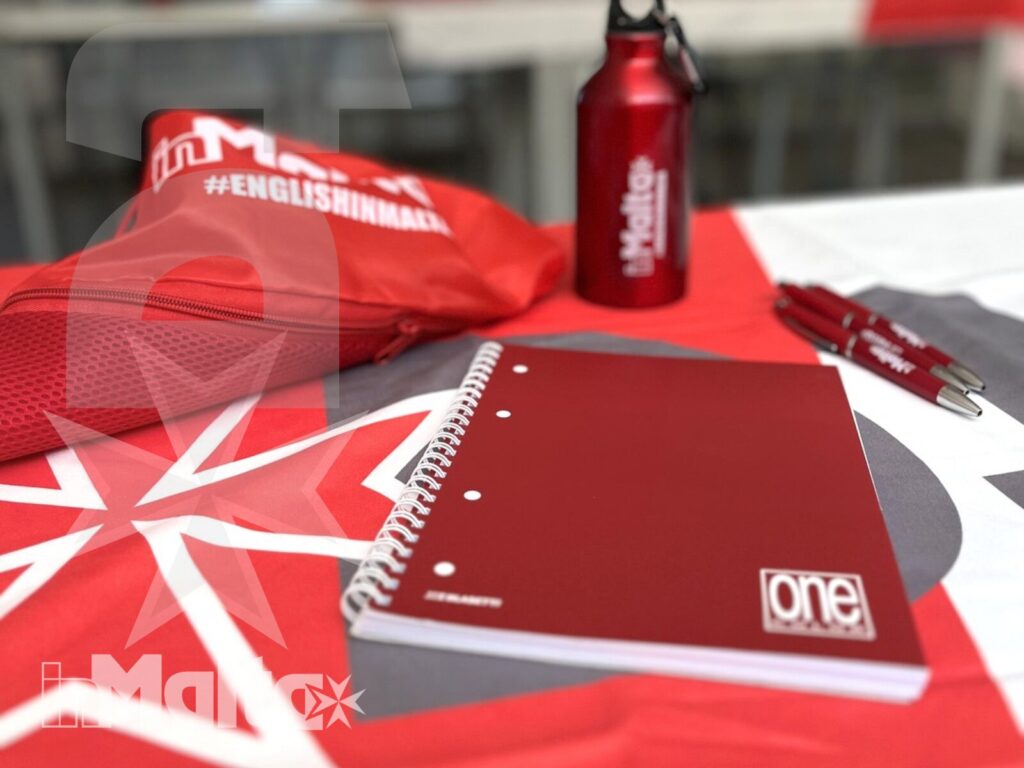 Kit rosso con quaderno, borraccia e astuccio coordinati, materiali forniti agli studenti durante un soggiorno linguistico a Malta.