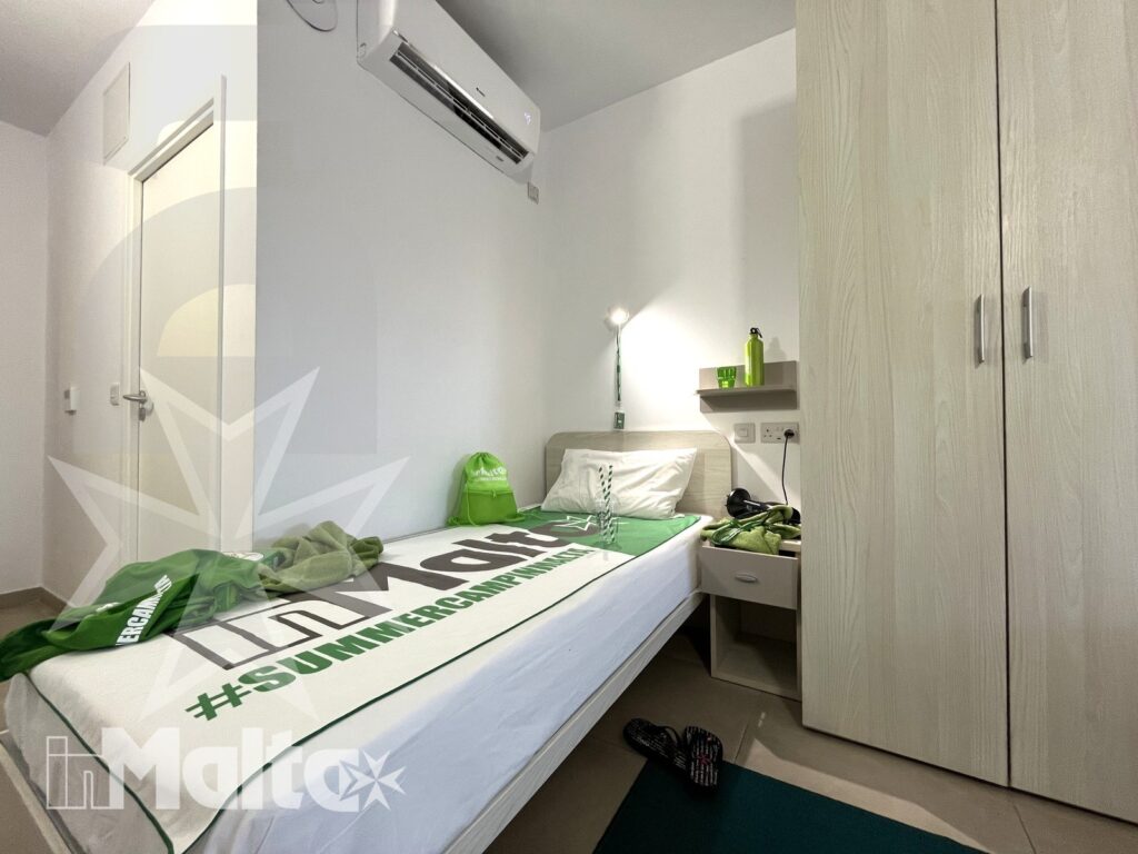 Due letti singoli nella camera doppia del Campus inMalta