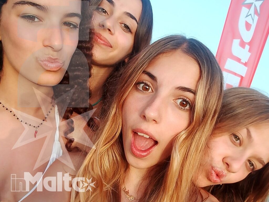 Studentesse insieme durante il soggiorno studio a Malta Quattro studentesse sorridono e fanno smorfie in un primo piano spontaneo, durante il loro soggiorno studio a Malta.