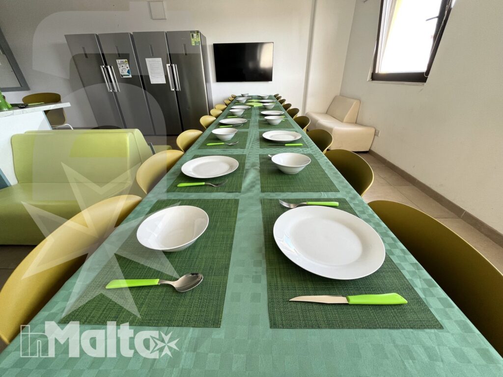 Tavolo apparecchiato e sedie - Campus inMalta Grande tavolo apparecchiato con sedie nella cucina del Campus inMalta