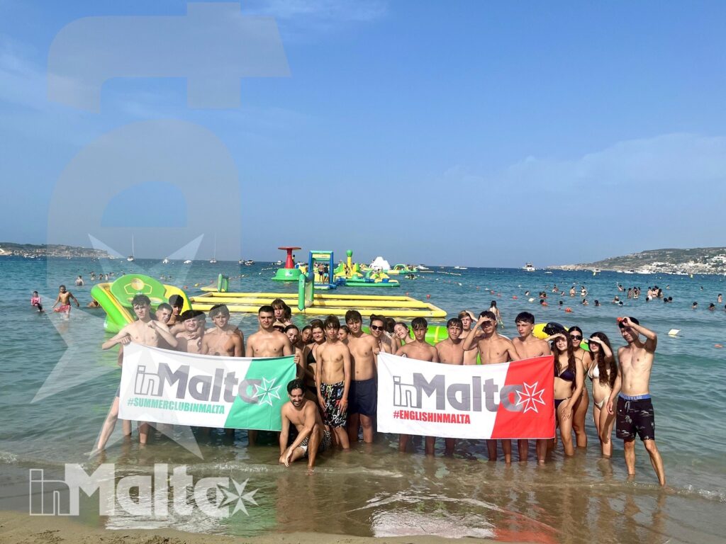 Gruppo inMalta pronto per il percorso Water Games Gruppo di ragazzi e ragazze inMalta riunito sulla piattaforma galleggiante prima di iniziare i Water Games