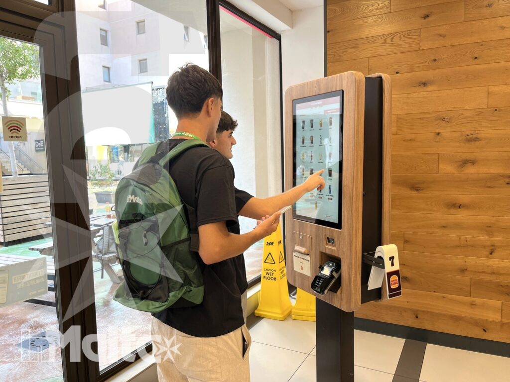 Studenti utilizzano un chiosco self-service nella hall del Campus Hub durante un soggiorno studio a Malta.