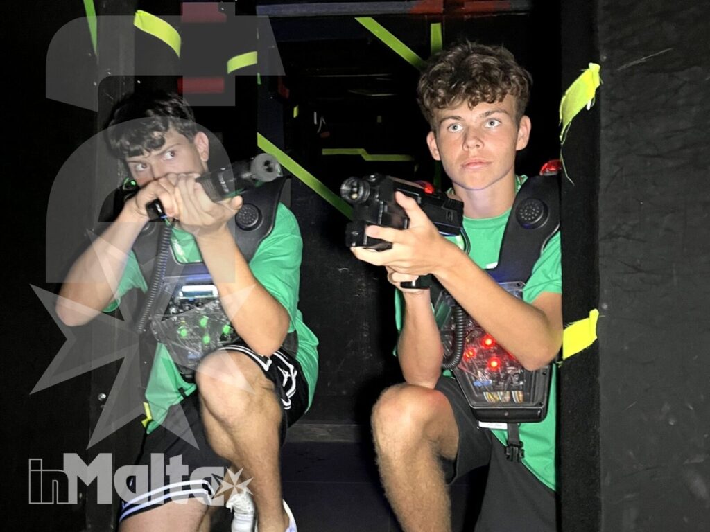 Studente inMalta con attrezzatura elettronica durante una partita di Laser Game